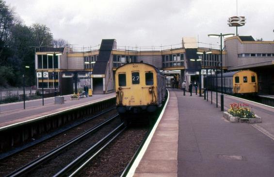 https://www.bloodandcustard.com/BR-6S-6L-6B-Hastings.html
Units nos.1017 & 1011 enter Sevenoaks station’s platform 3 on the 08.45 Charing Cross – Hastings service (Driver Pete White).
“At Sevenoaks I caught the 08.45 Charing Cross to Etchingham”
Colin Price ©