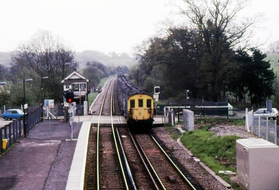 https://www.bloodandcustard.com/BR-6S-6L-6B-Hastings.html
With the 09.43 Hastings – Charing Cross, unit no.1013 leads no.1018 over the level-crossing into Etchingham station.
“From Etchingham I picked up the 09.43 from Hastings (Driver Bill Derrick) which I travelled on to get back up to Sevenoaks”
Colin Price ©
