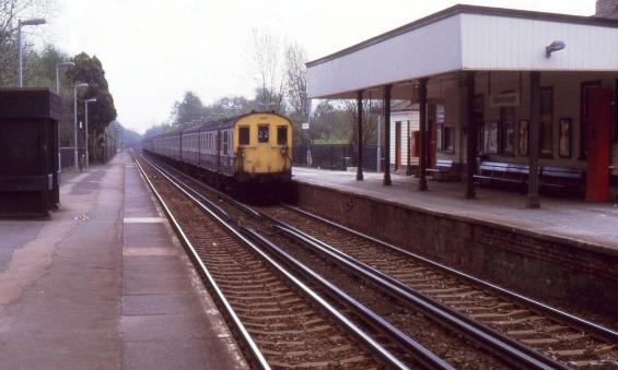 https://www.bloodandcustard.com/BR-6S-6L-6B-Hastings.html
Unit no.1035 (with no.1016) steadily chugging up the gradient at Hildenborough with the 11.43 Hastings – Charing Cross.
“Following my photographs of the 11.45 (ex.Charing Cross) at Dunton Green, I’d ridden my motorcycle to Hildenborough”
John Atkinson ©