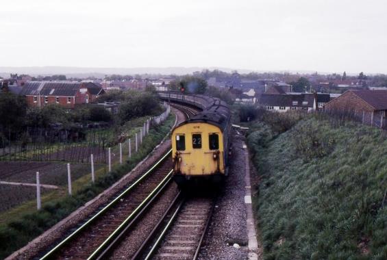 https://www.bloodandcustard.com/BR-6S-6L-6B-Hastings.html
On the 17.45 from Charing Cross units nos.1016 & 1035 on the curving climb following departure from Tonbridge station.
“From the footbridge bridge by Somerhill tunnel (Pembury Grove) I photographed the 17.45 Charing Cross going down.”
Colin Price ©