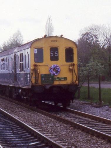 https://www.bloodandcustard.com/BR-6S-6L-6B-Hastings.html
The wreath on the front of the ‘Hastings DEMU Farewell” tour unit no.1032 as it speeds through Edenbridge shaving 3-minutes off the 22-minute scheduled time between Redhill & Tonbridge.
© John Atkinson