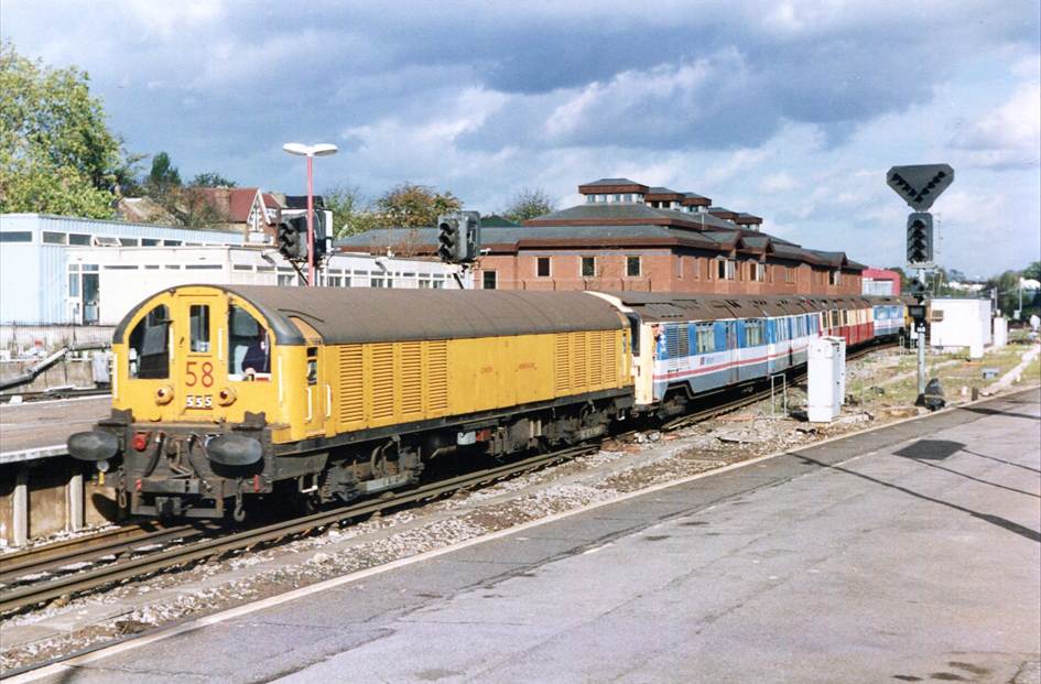 www.BloodandCustard.com Isle of Wight standard stock.
Top and tailed by a pair of LUL batteries, the standard stock was moved from Wimbledon Park Depot to Ruislip Depot on Tuesday 30th October 1990.
© Peter Brooks