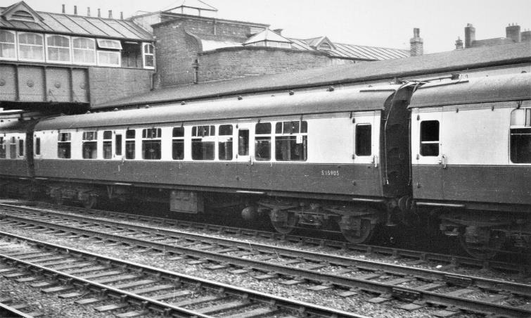 Blood and Custard Passenger Carrying Coaches BR(S) Mk1 3 Cor Set 519 CK 15905