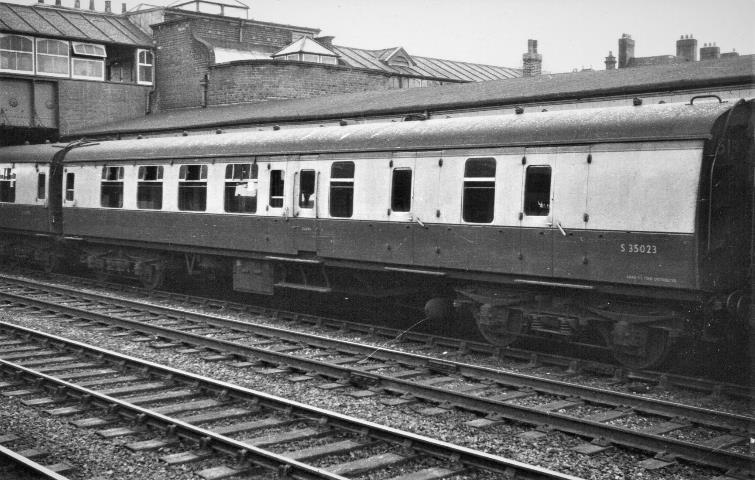 Blood and Custard Passenger Carrying Coaches BR(S) Mk1 3 Cor Set 519 BSK 35023