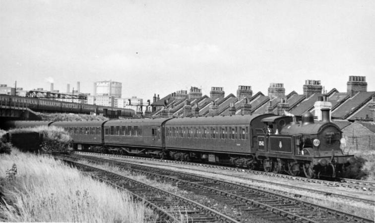 BloodandCustard BR(S) Mk1 Non-corridor Stock Southern Region Southern Suburban
Wainwright H-class locomotive no.31542 hauling Green-liveried set 156 from Kensington Olympia, under the Victoria mainline and up past Pig’s Hill sidings into Clapham Junction’s platform 17 during the summer of 1963.
©Dr. T.Gough (Mike King collection)
