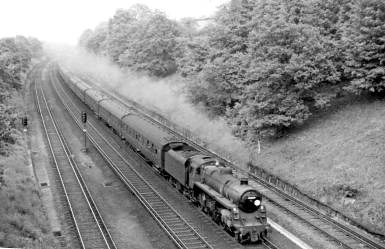 BloodandCustard BR(S) Mk1 Non-corridor Stock Southern Region Southern Suburban
Non-corridor stock in Waterloo to Basingstoke semi-fast service
With non-corridor stock towards the middle of the formation (4th coach-on), Waterloo to Basingstoke semi-fast service is about to pass under King Charles Road bridge (near Wimbledon) hauled by BR Standard 4MT no. 76059 on Thursday, 4th June 1964.
  Ben Brooksbank (Geograph/CC-by-SA)