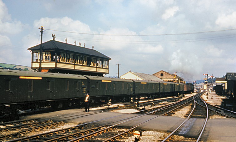 A train on the railway tracks

Description automatically generated with medium confidence