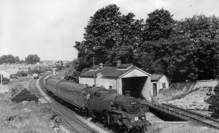 Southern Region
Pull-Push Sets
(Maunsell rebuilds 600-619)
Bacon slicer 4MT 80147 leads set 616 (now used as 
a hauled pair) plus a van into Swanage during 1964. 
 Glen Woods collection /Bluebell Railway Museum
