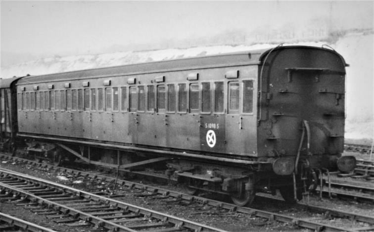 Withdrawn ex.SE&CR 10-compartment trailer S1098S at Micheldever.
 Dr T. Gough (Mike King collection)

