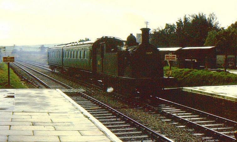 Southern Region
Pull-Push Sets
(Maunsell rebuilds 600-619)
An unidentified push-pull set hauled by M7 class locomotive no.30052 enters Corfe Castle station on its way to Wareham on Saturday, 9th November 1963.
 Richard Green (CC-by-SA/2.0)
