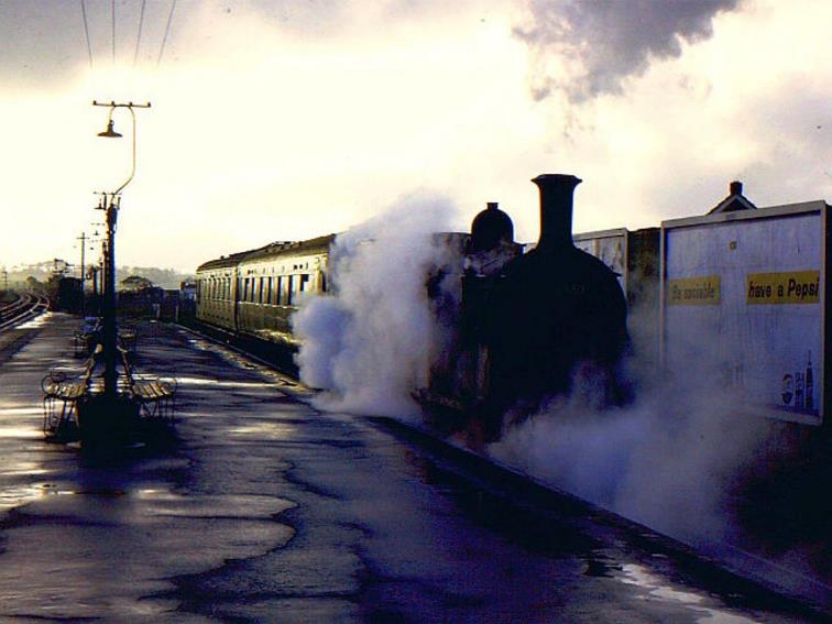 Southern Region
Pull-Push Sets
(Maunsell rebuilds 600-619)
Having arrived at Wareham from Swanage, unidentified M7 and Maunsell pull-push set starts shunting from the Up bay platform across to the Down bay in readiness for departure to Swanage on 9th November 1963
 Richard Green (CC-by-SA/2.0)
