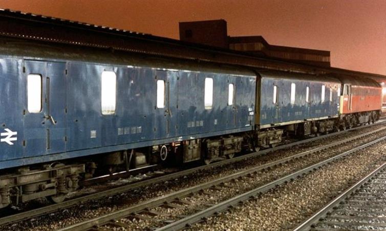 Class 47 & GUVs at Reading (Geograph)