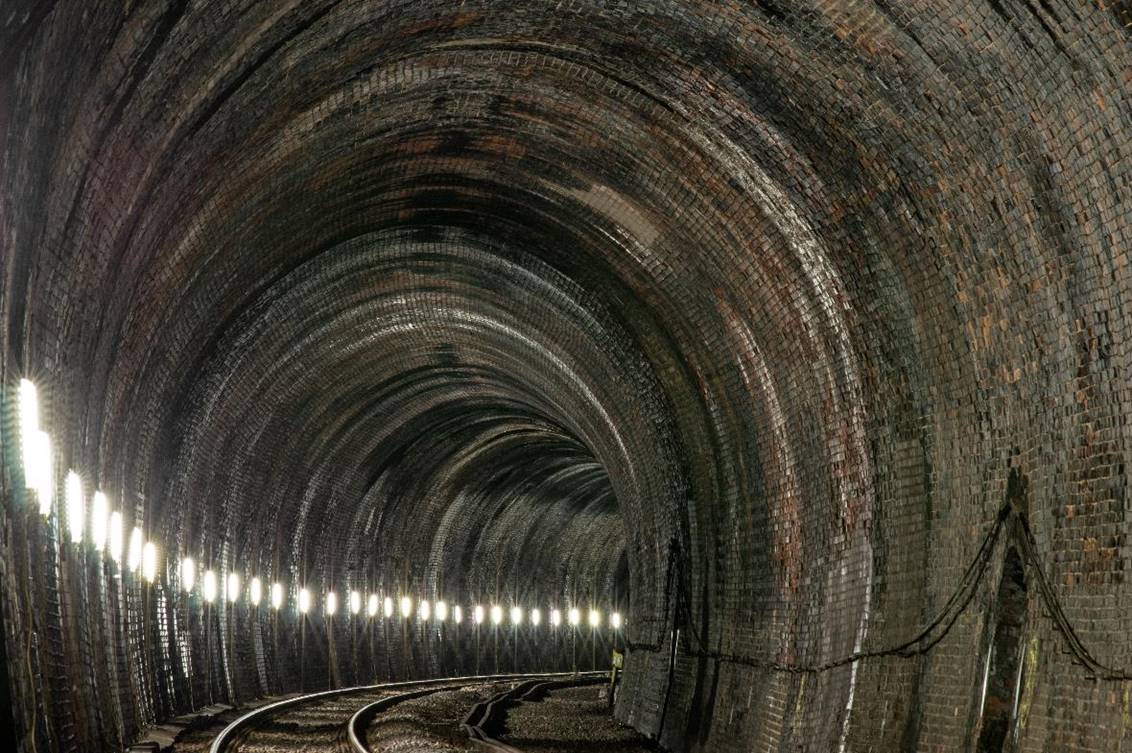 https://www.bloodandcustard.com/BR-Tunnels-MarkBeech.html

The 63-chain curve with temporary working lights in place.
 Adrian Backshall
