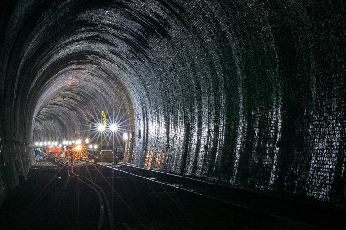 https://www.bloodandcustard.com/BR-Tunnels-MarkBeech.html

Work-sites today are usually well lit.
 Adrian Backshall
