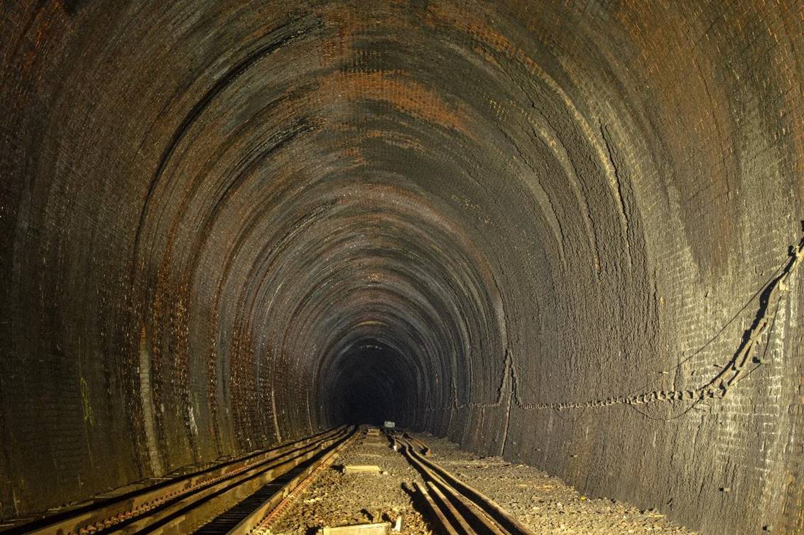 https://www.bloodandcustard.com/BR-Tunnels-MarkBeech.html

This end of the tunnel is straight and on a falling grade towards Edenbridge.
 Adrian Backshall
