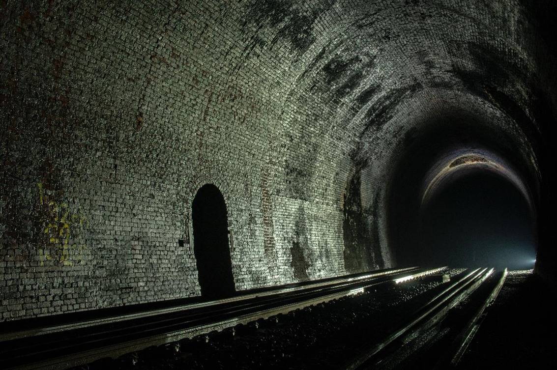 https://www.bloodandcustard.com/BR-Tunnels-MarkBeech.html

Recess and centre tunnel vent.
 Adrian Backshall
