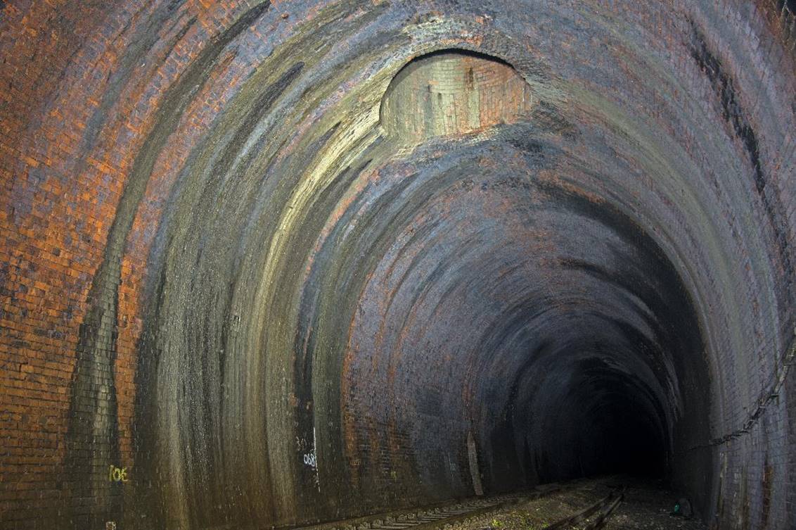 https://www.bloodandcustard.com/BR-Tunnels-MarkBeech.html

Looking towards the north-end portal.
 Adrian Backshall
