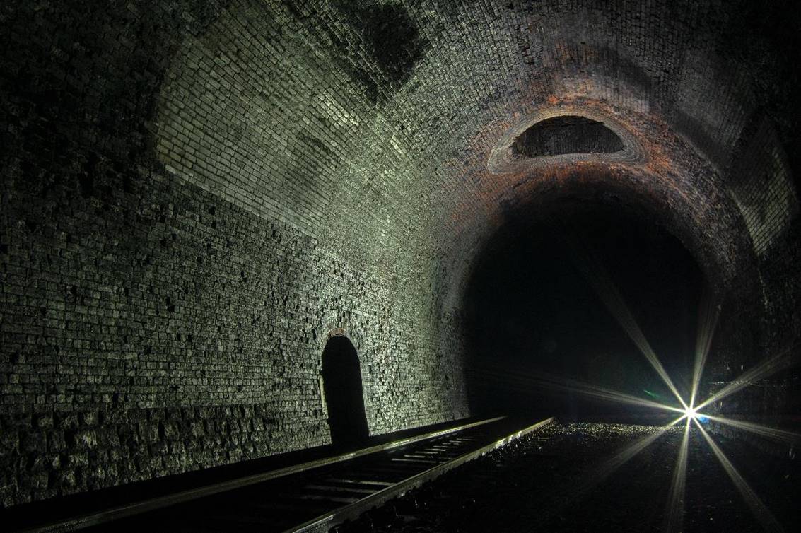 https://www.bloodandcustard.com/BR-Tunnels-MarkBeech.html

Tunnels ventilation shaft with staff recess adjacent.
 Adrian Backshall
