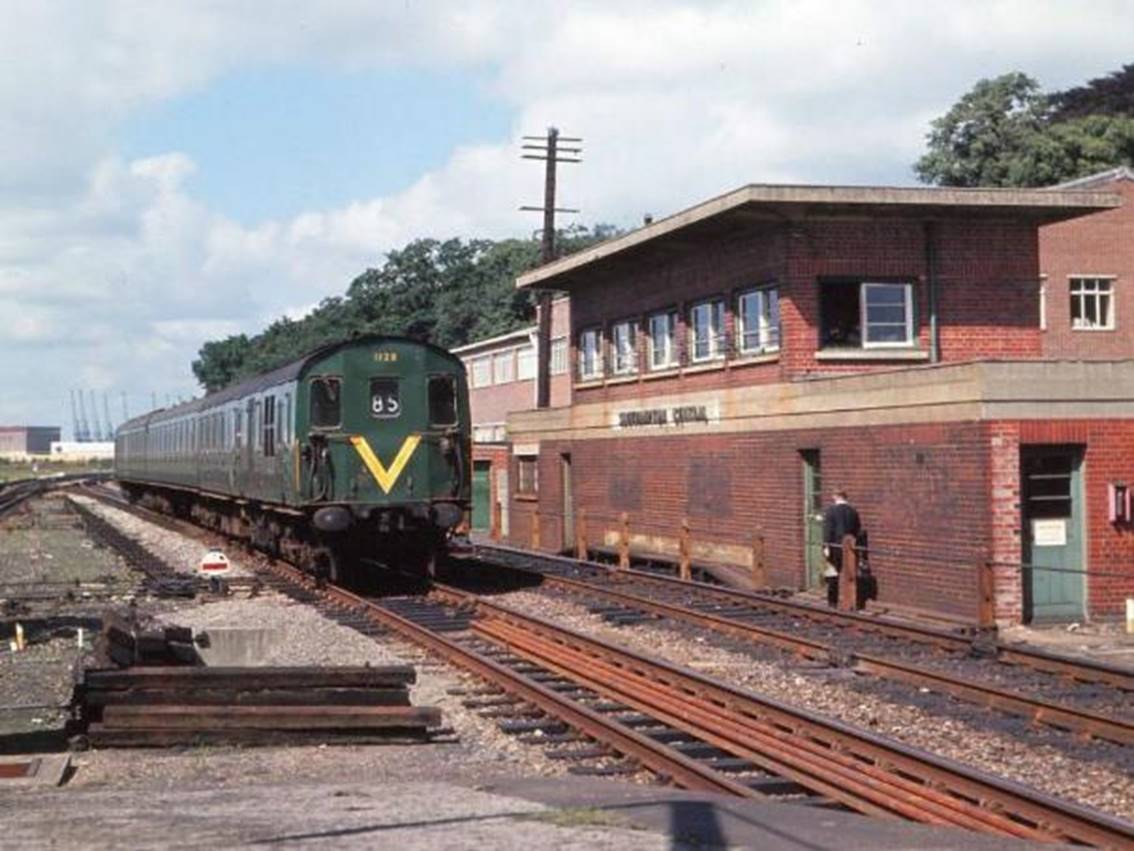 3H 1128 passes Southampton Central signal box 7 August 1965 Copyright BloodandCustard web.jpg