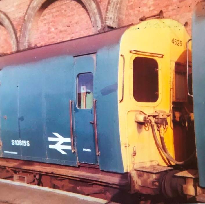 All-steel 2 HAL motorcoach 10815 (ex. unit no.2697)  was placed into 4 SUB unit 4625 after its original motorcoach (11309) caught fire at Selhurst in March 1971. 
4 SUB unit no.4625 placed into storage at Crystal Palace in May 1974 and photographed on 25th November 1974.
 Graham Court
