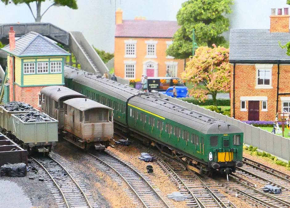 A model train station with trains
AI-generated content may be incorrect.