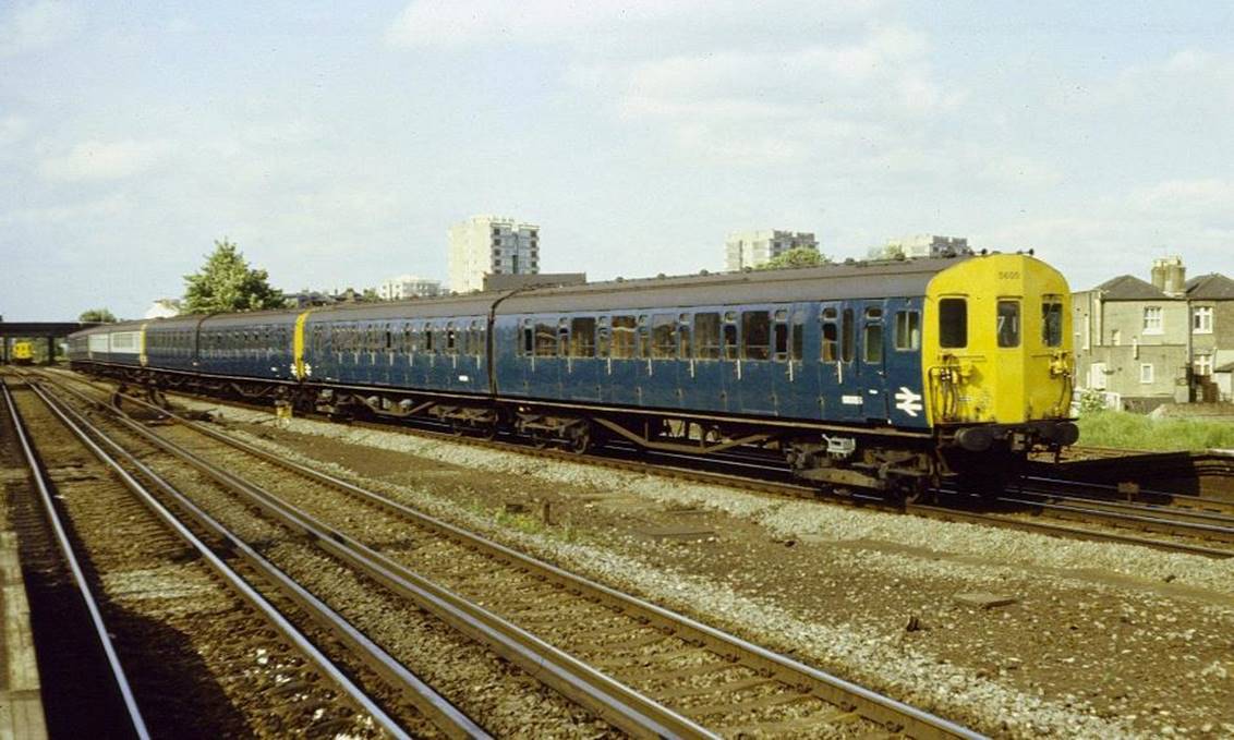 With unit no.5605 leading, four 2 SAP units enter Norwood Junction 
on a London Bridge - East Croydon (or Coulsdon North) service (71)
 Jeremy Chapter

