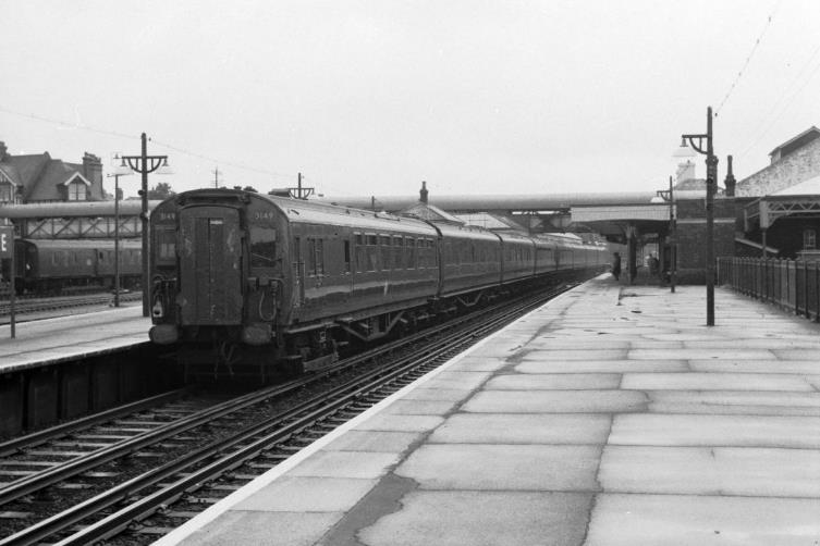 3107 leading 3149 at Hove Aug or Sep 1963 copyright Ian Nolan.jpg