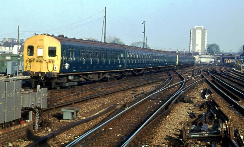 Led by another 4 SUB, no.4288 departs from East Croydon 
(7th November 1978).
 Tony Watson
