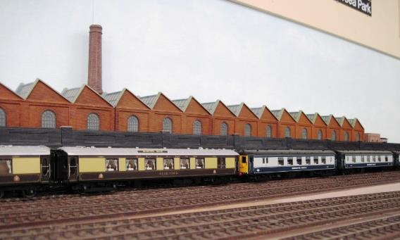 Hornby 5 BEL units nos.3052 (Umber & Cream) & 3053 (Blue /Grey) running on Ewhurst Green model railway.
© Ewhust Green.com
