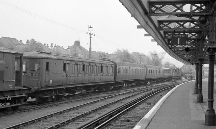 4 SUB Condemned EMU at Hove May 1963 14055523103_b8572642bf_o R.jpg