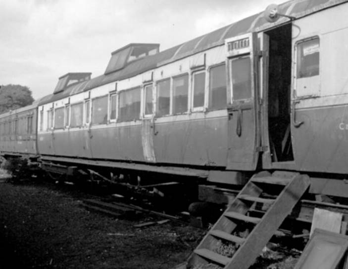 A train on a steel track

Description automatically generated