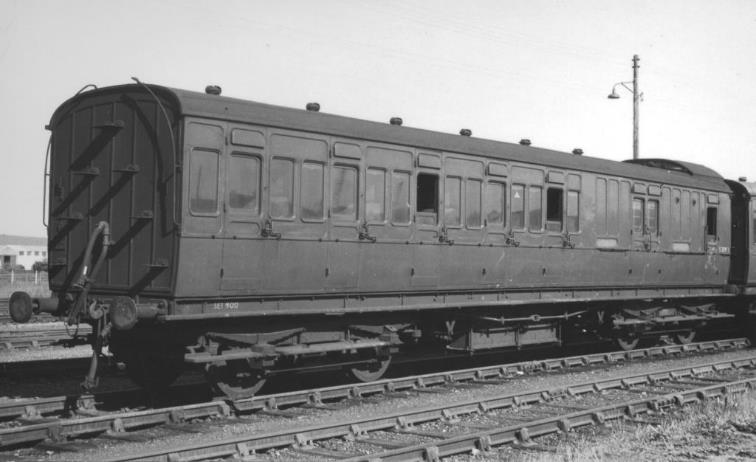 Birdcage Brake Third no.S3291S  on 30th May 1955 when it was in set no.519. Latterly it was in set no.900 which was a lengthened set (no.519 renumbered when the Mk1 3-Sets were delivered). Location is believed to be Lancing as this was the date of its withdrawal (it was replaced in Set no.600 by S3589S).
© Joe Kent (Glen Woods collection)
