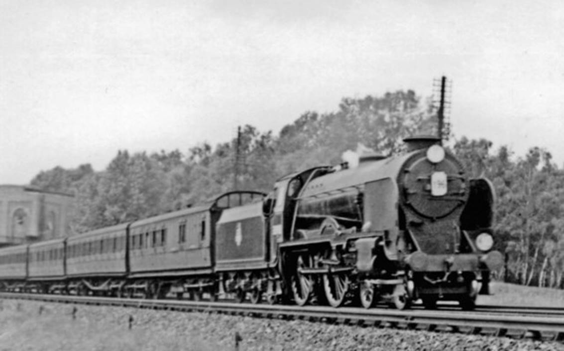 An unidentified Birdcage trio leads the coaching sets of this Holiday Extra Victoria - Kent Coast express. Photographed near Bickley Junction on Saturday, 1st July 1950, Schools class locomotive is no.30918 'Hurstpierpoint'.
That the third coach appears not to have a roof observatory suggests the set could possibly be Trio C set no.571.
 Ben Brooksbank (Geograph/CC-by-SA)
