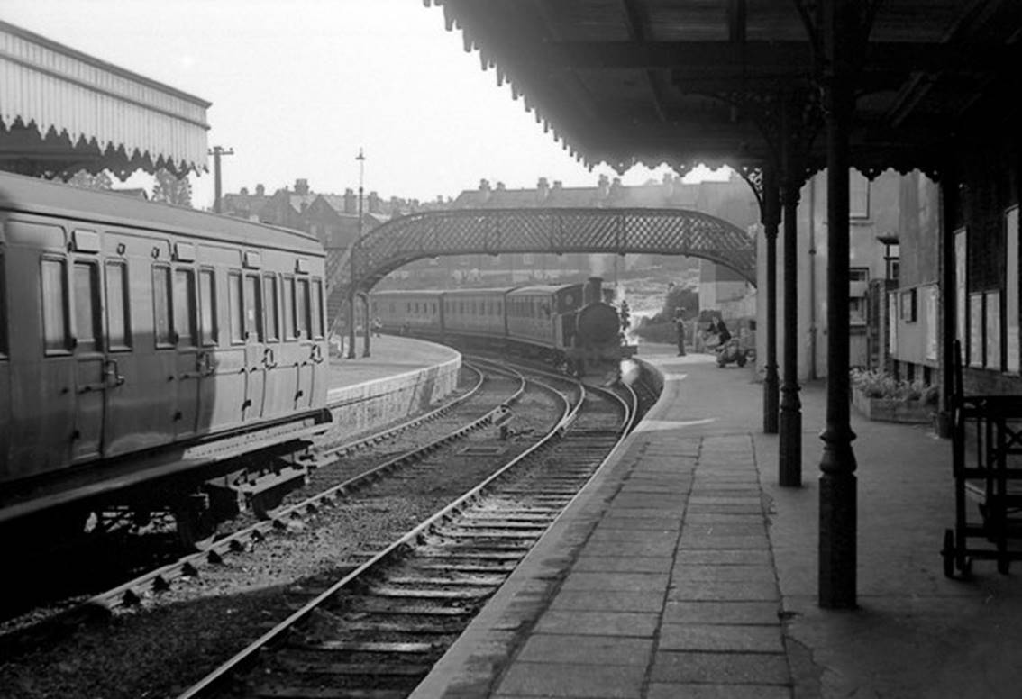 Cowes Railway Station, Isle of Wight
In August 1963 a train from Newport approaches.
 John Lucas (Geograph/CC-by-SA)


Cowes Railway Station, Isle of Wight
In August 1963 a train from Newport approaches.
 John Lucas (Geograph/CC-by-SA)
