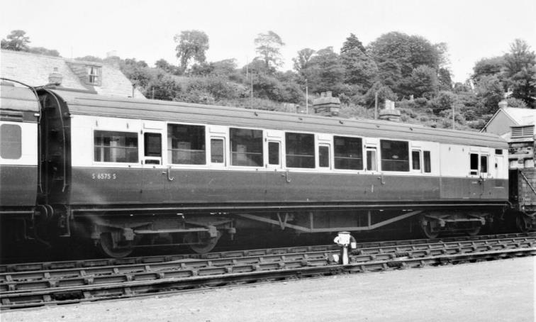 Maunsell diag. 2401 High Window BCK coach 6575 of P set 23 at Bodmin North on Wednesday, 25th June 1952. With space for a crimson cantrail band above its compartments, the P sets other coach (2792 to diag.2113) appears mismatched. 
 J.H. Aston (Mike King Collection)
