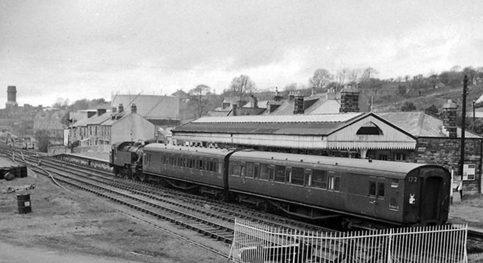 ‘P’ set 172 at Bodmin North forming a Wadebridge and Padstow service on Monday 20th April 1964. The train is being hauled by an LMS-type Ivatt Class 2 tank engine.
© Ben Brooksbank (Geograph/CC-by-SA)