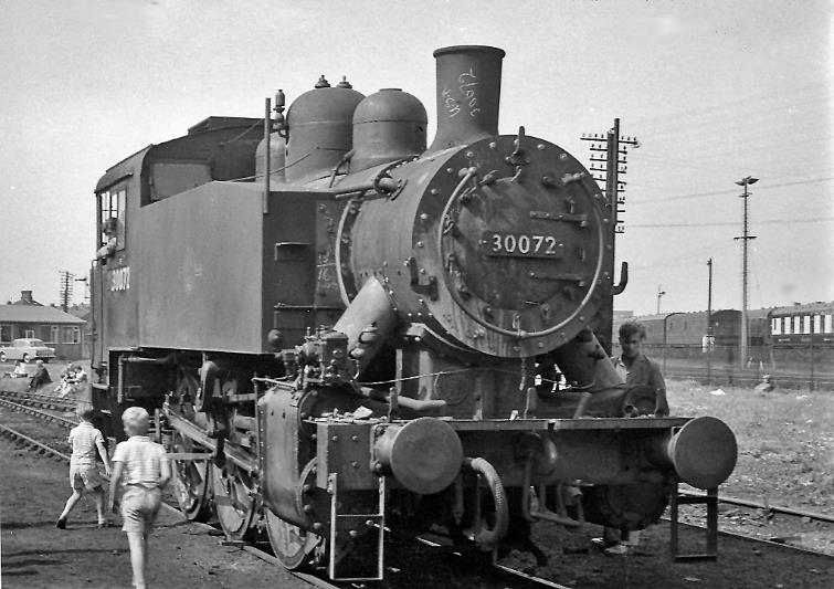 No.30072 is a late survivor of the hundred or so American wartime 'switchers' brought over by the US Army in 1942-43 for subsequent use on the Continent after the Liberation, but before D-Day were employed at Depots or stored in Britain. #
After the War, in 1946 fouteenwere purchased by the SR for use at Southampton Docks, numbered 61-74 (BR 30061-74); no.30072 had been USA Transportation Corps No. 1973, built by Vulcan in 1943: it survived on BR until July 1967 and was the last one. It is now preserved on the Keighley & Worth Valley Railway.
© Ben Brooksbank (CC-by-SA/2.0)

