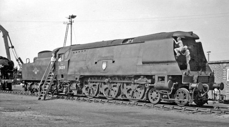 SR Bulleid non-rebuilt Light Pacific no.34019 'Bideford' (built December 1945 as no.21C119, withdrawn March 1967) comes under close scrutiny by young enthusiasts.
 Ben Brooksbank (CC-by-SA/2.0)
