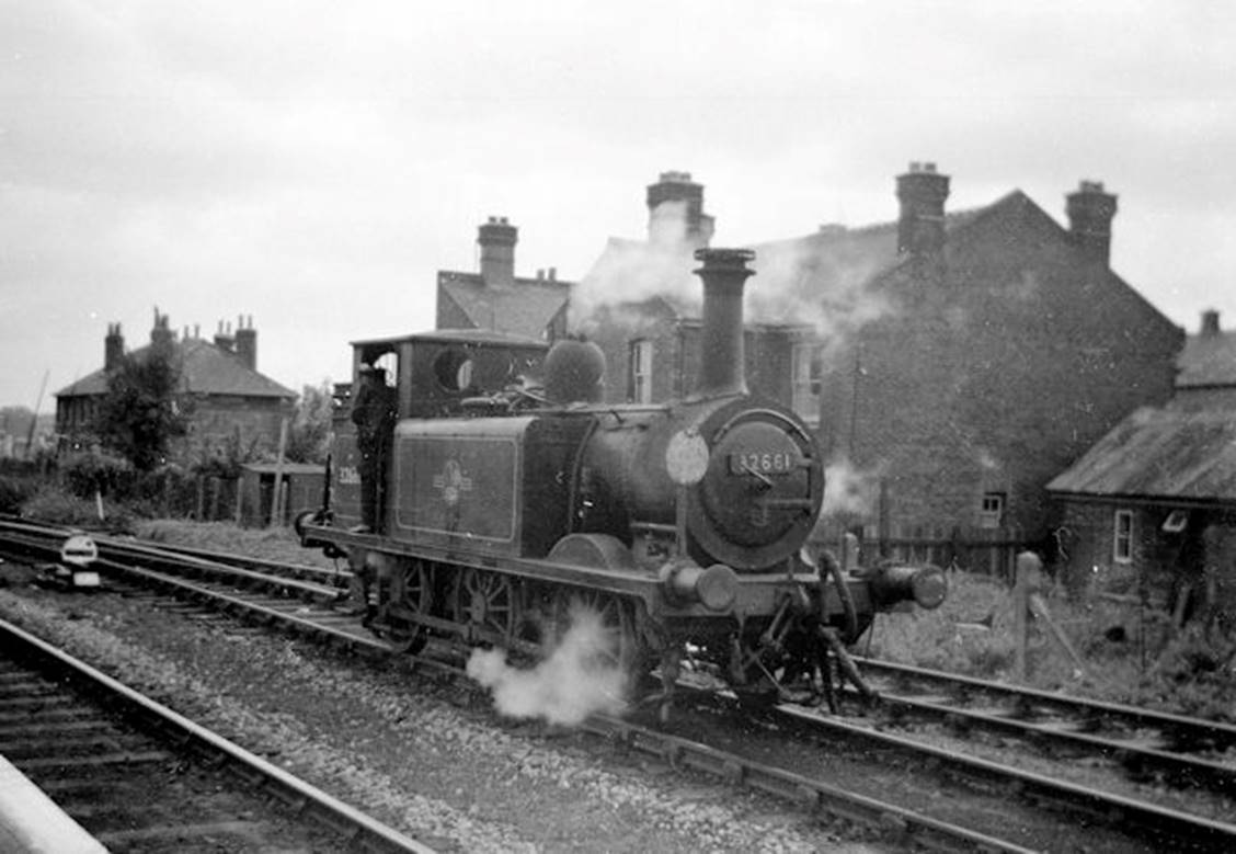 June 1961
No.32661 in the run round loop at the Hayling Island platform at Havant station.
© John Firth (CC-by-SA/2.0)
