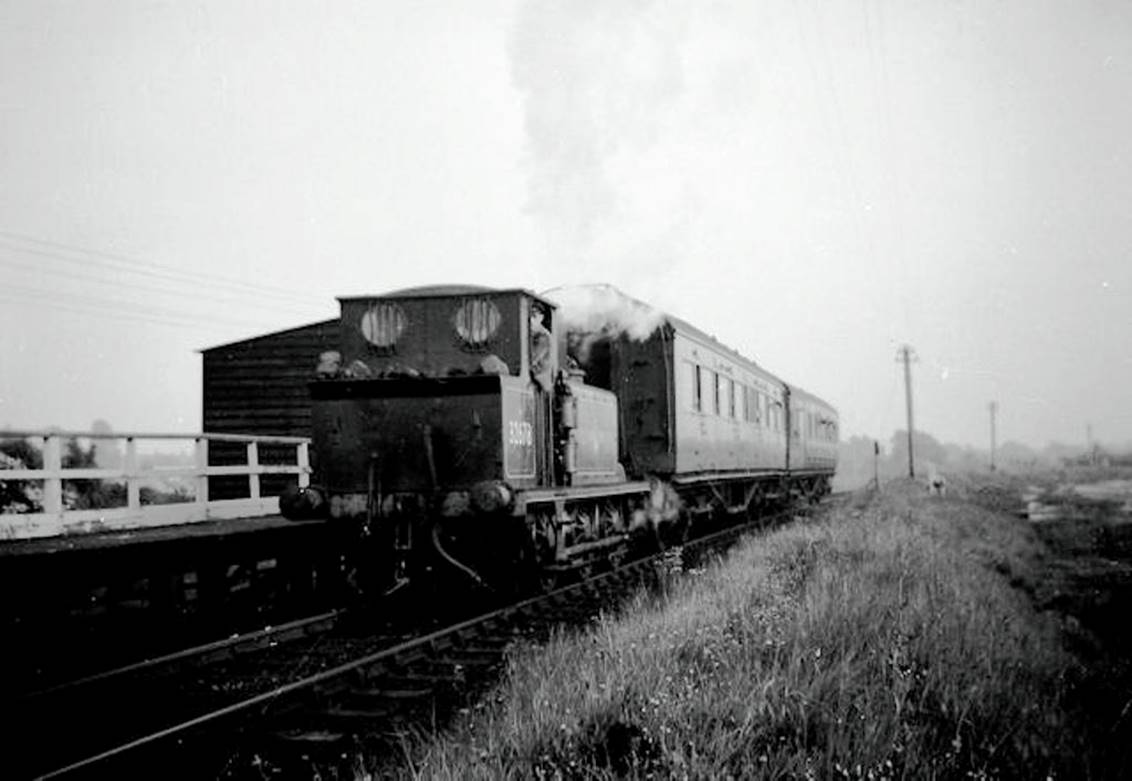 September 1961
No. 32678 waits to leave North Hayling station with a train for Havant.
 John Firth (CC-by-SA/2.0)
