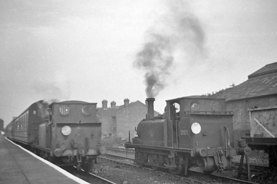 5th August 1963
With a Mk1 Second as the first coach, the ‘Hayling Billy’ arrives at Havant from Hayling Island while no. 32670 waits to return the train. The Mk1 coach has an Electrification warning flash on its end so may have been S46284 released in June 1963 from West London Line set 156 (S1000S did not appear to receive these).
© Ian Taylor (CC-by-SA/2.0)
