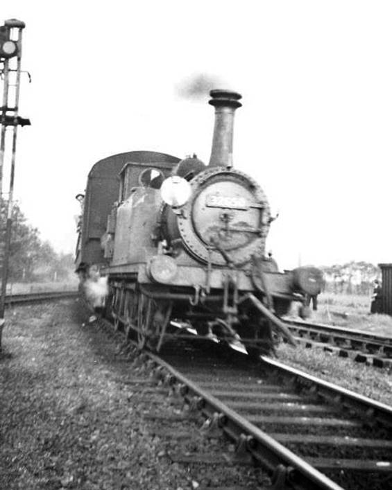 2nd November 1963
Hauled by no.32650 the ‘Hayling Billy’ arrives at Hayling Island station on the penultimate day of normal operation.
© Ian Taylor (CC-by-SA/2.0)
