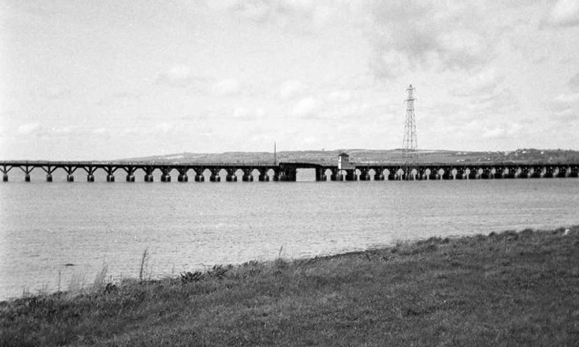 April 1964
The cabin in the middle of Langstone Bridge housed the controls for the adjacent swing section that permitted coastal navigation.
  Martin Tester (CC-by-SA/2.0)
