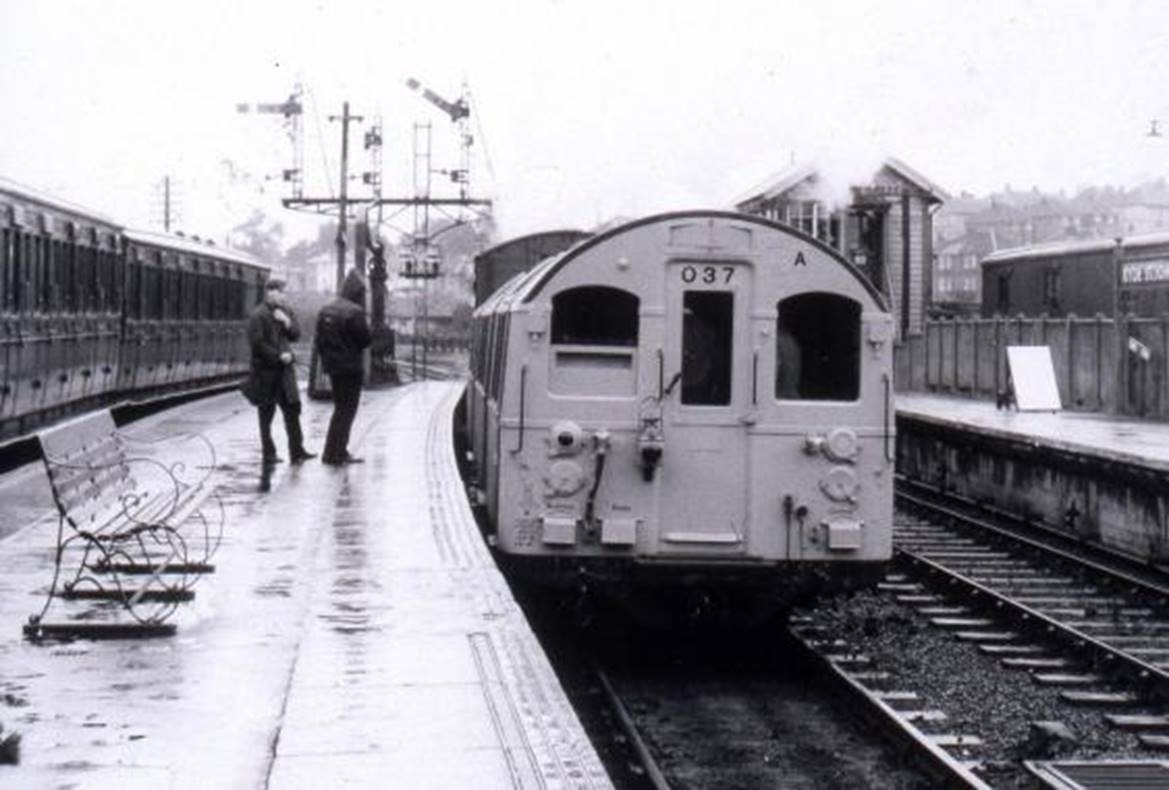 A couple of people walk next to a train

Description automatically generated with low confidence