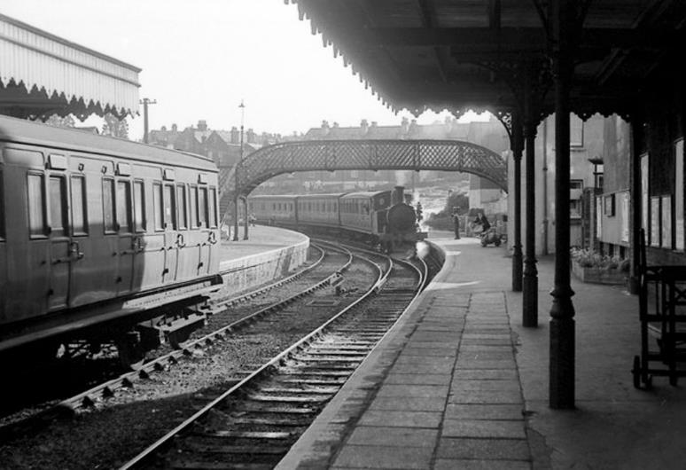 A train pulling into a station

Description automatically generated with medium confidence